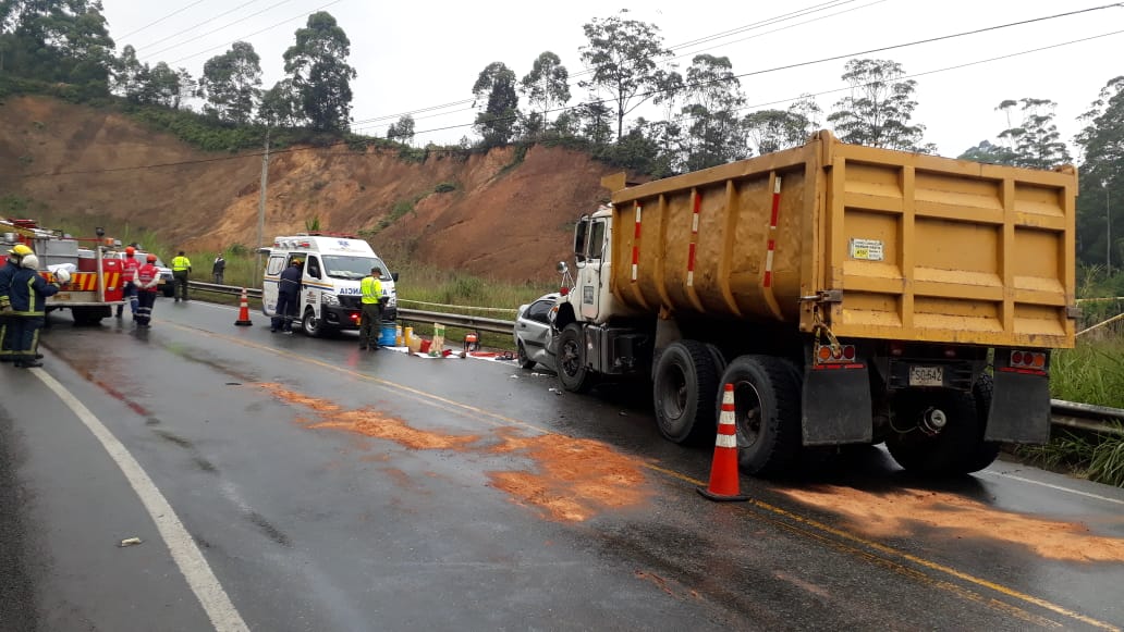 Dos personas muertas y dos heridas, dejó un aparatoso accidente de tránsito, en la vía que comunica
