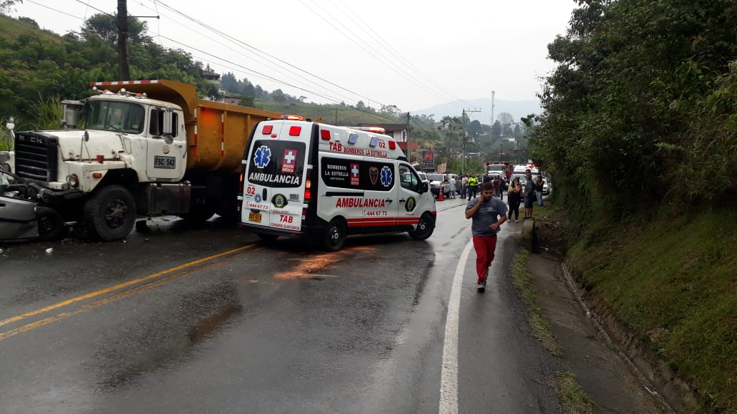 Dos personas muertas y dos heridas, dejó un aparatoso accidente de tránsito, en la vía que comunica