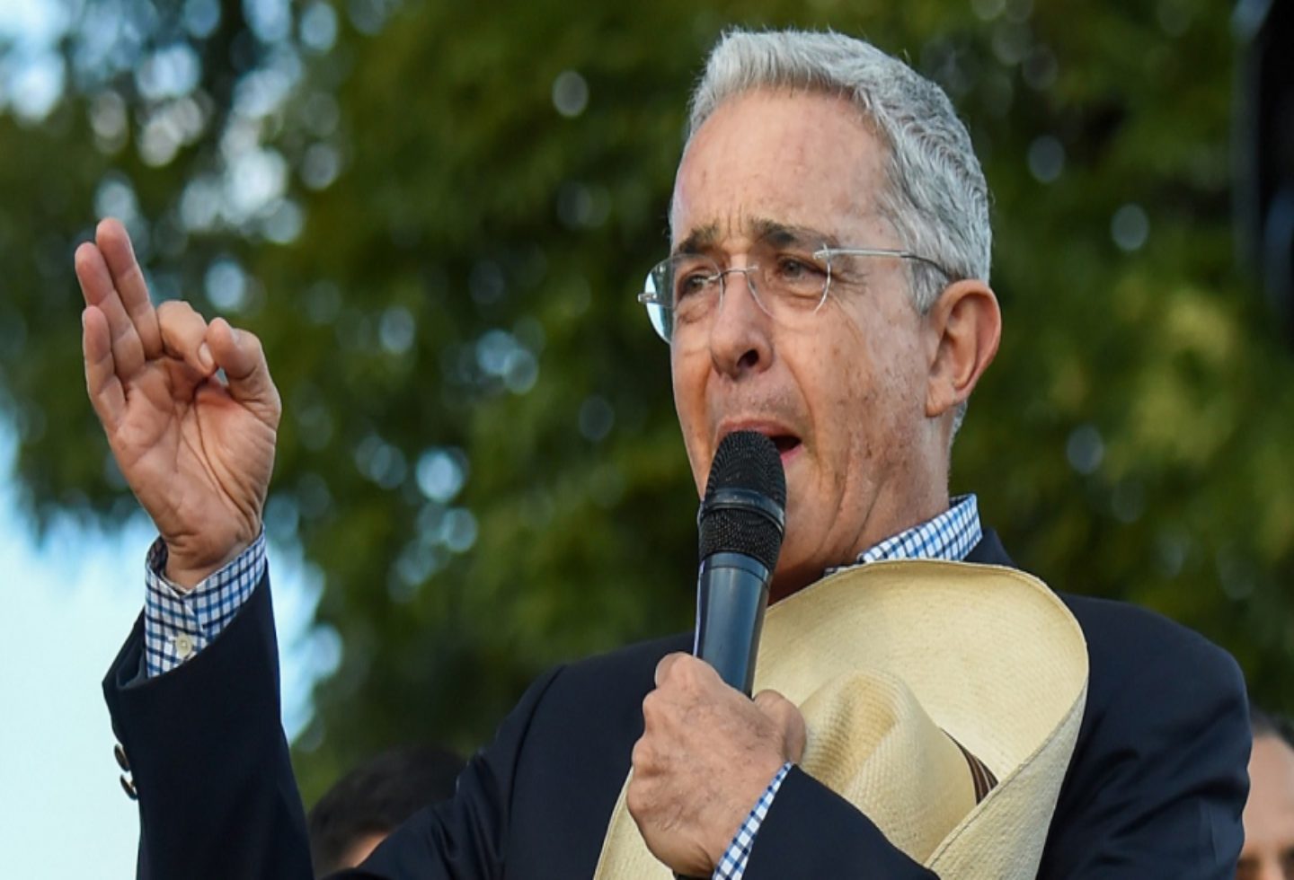 “Sáquenme”, decía Uribe furiosos al ser abucheado por multitud en la Calera