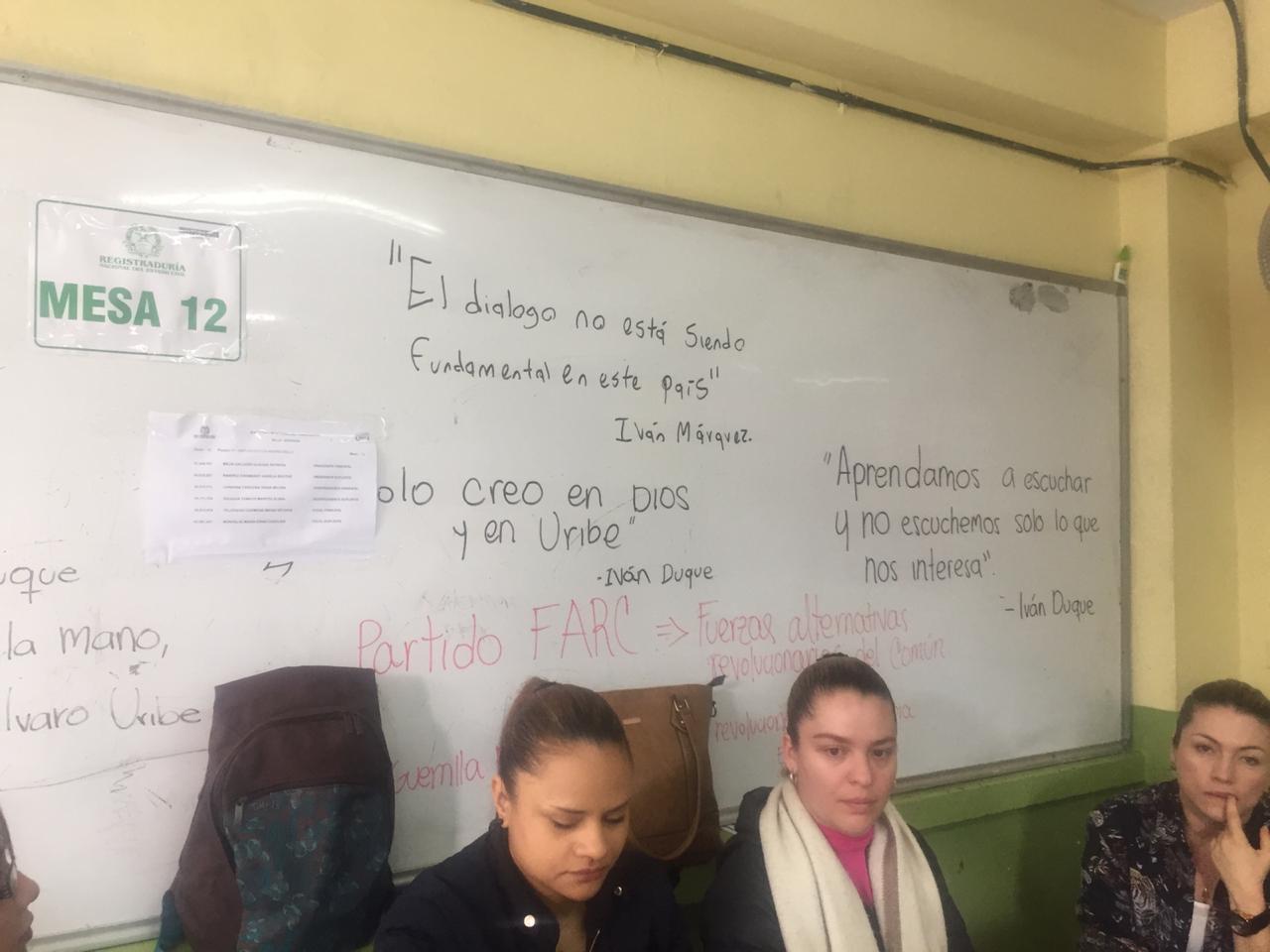 En mesa de votación de Bello había frases de Duque, Uribe y Márquez
