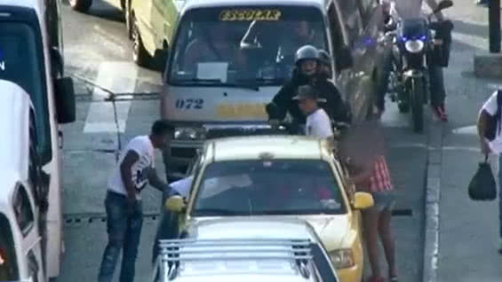 Los delincuentes abrían las puertas de los carros y hurtaban a las personas.