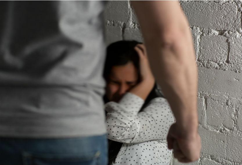 En ataque de celos, intentó lanzar a su ex compañera desde un piso 14 en Medellín