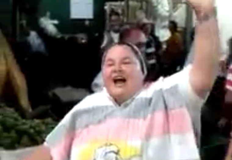 Entre abucheos y aplausos reapareció de la supuesta monja uribista