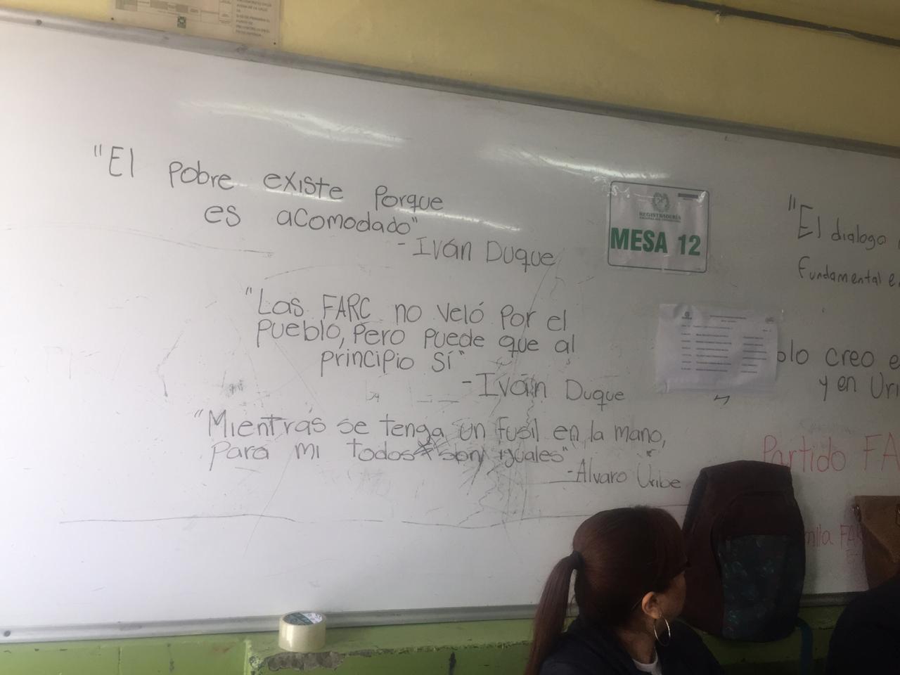 Tablero con mensajes políticos en Bello, Antioquia.