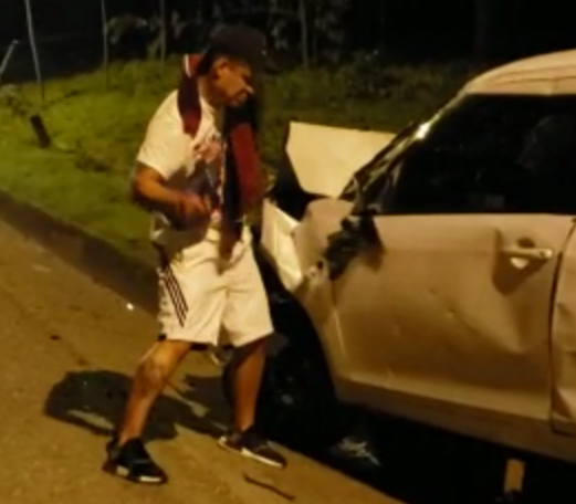 Conductor borracho cogió a batazos su vehículo luego de chocarse en la vía a Santa Fe de Antioquia
