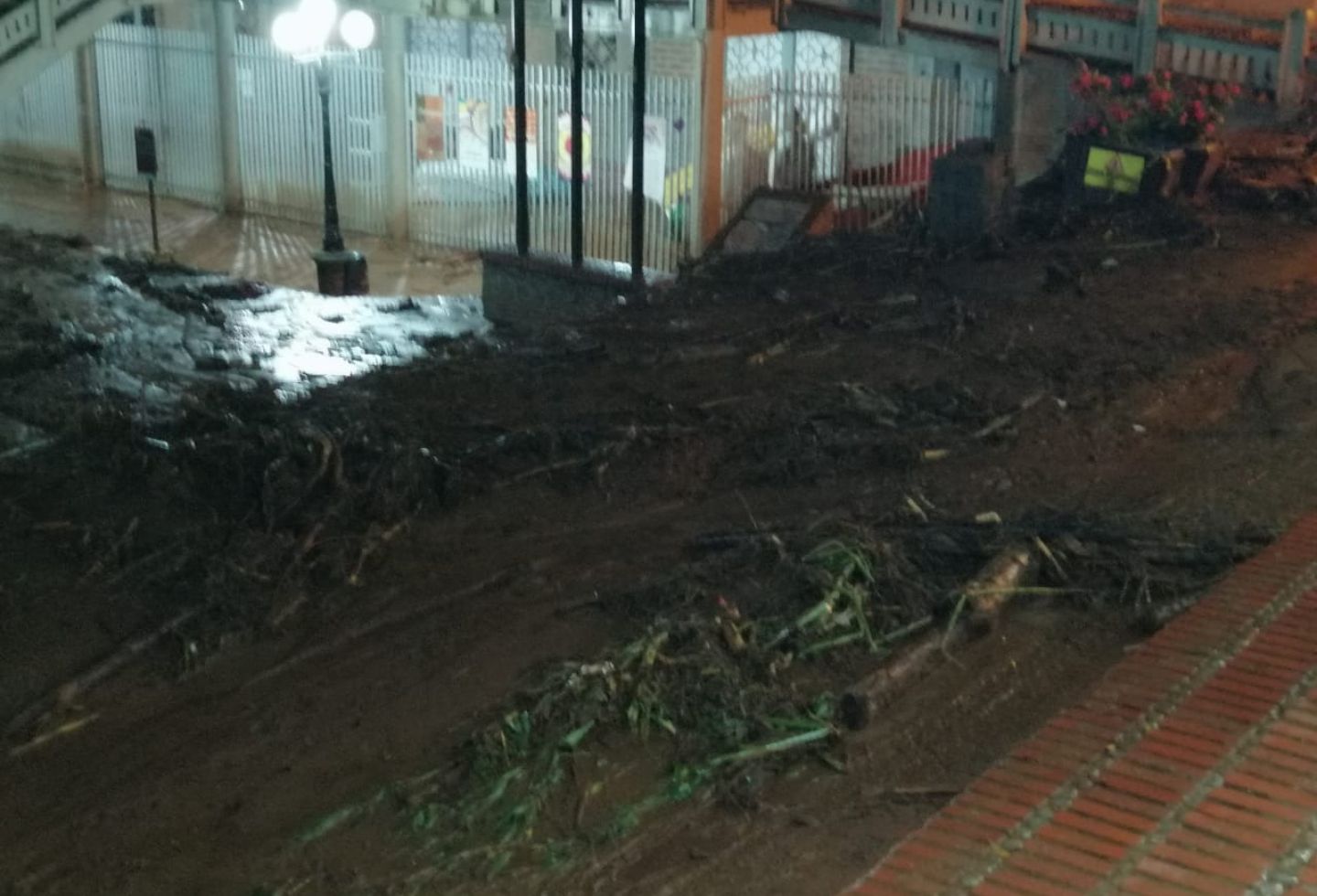 Fueron encendidas las alarmas de evacuación inmediata por la emergencia que se presentó en la parte alta de la montaña.