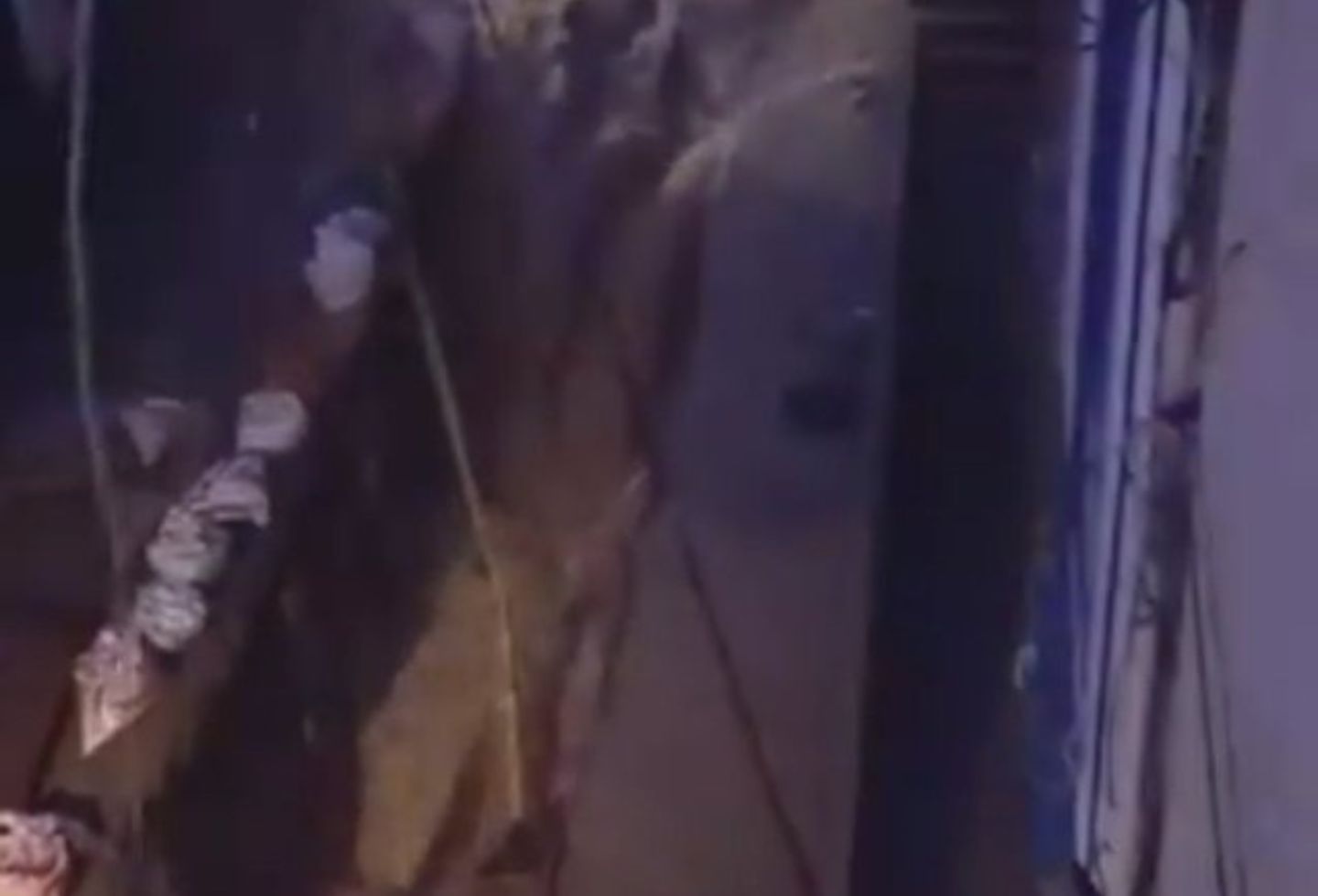 Las fuertes lluvias que han azotado a esa población ocasionaron el desprendimiento de material y lodo que llegó hasta el parque principal del municipio.