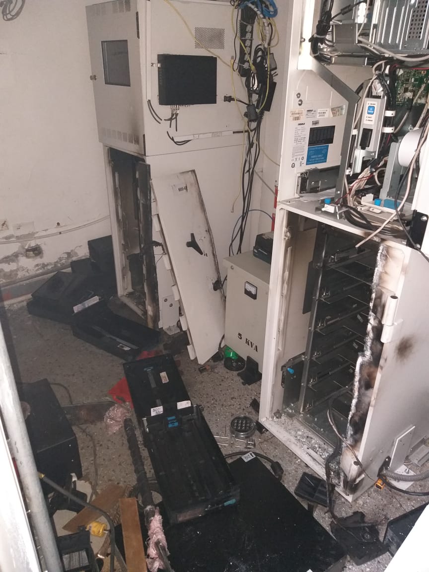 Encapuchados destruyen y saquean cajero electrónico en la Universidad de Antioquia