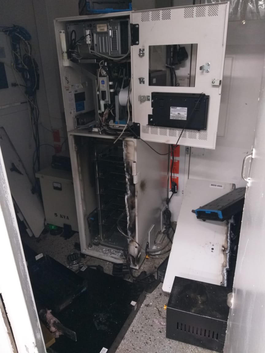 Encapuchados destruyen y saquean cajero electrónico en la Universidad de Antioquia