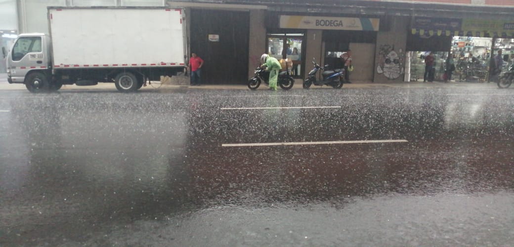 Árboles caídos y vías colapsadas dejó fuerte granizada en Medellin