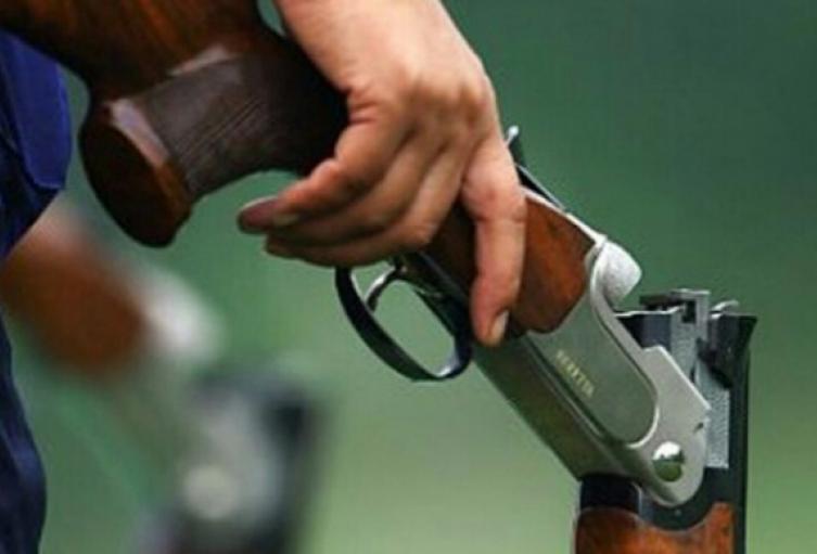 El ataque a bala ocurrió en un hotel y las autoridades buscan al agresor.