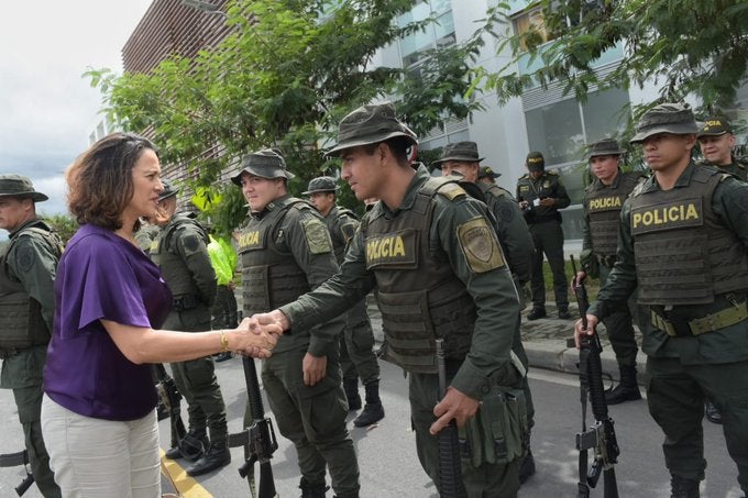 La ministra del Interior durante la entrega de vehículos a la Policía en Antioquia.