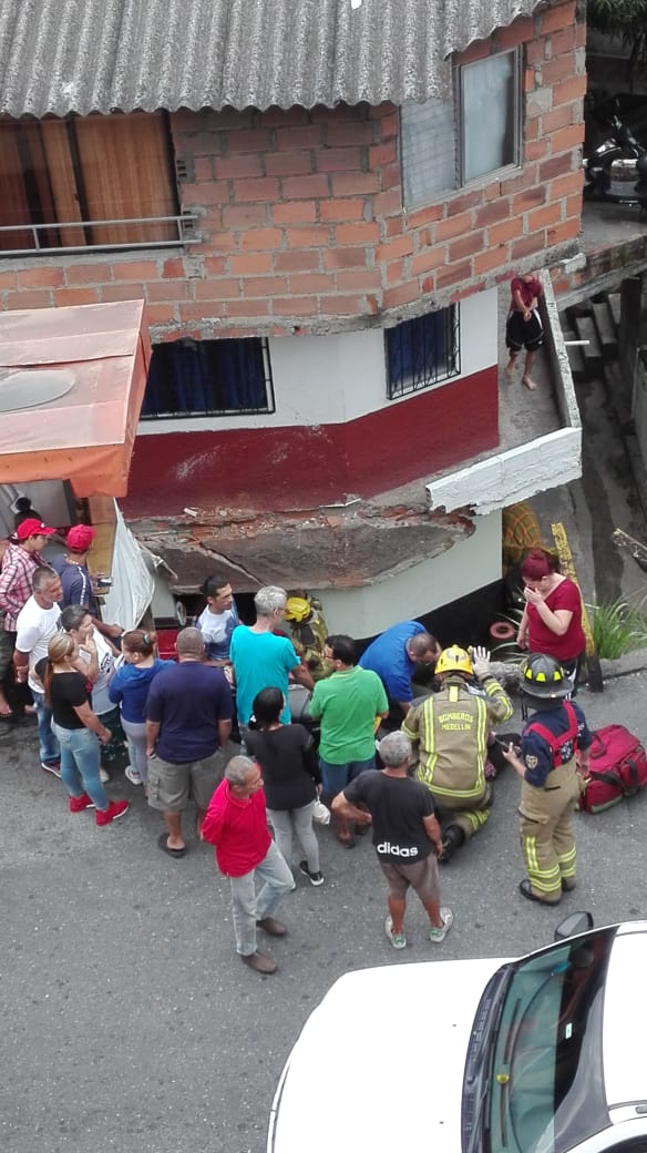Un vehículo se fue contra una vivienda en el barrio Castilla de Medellín