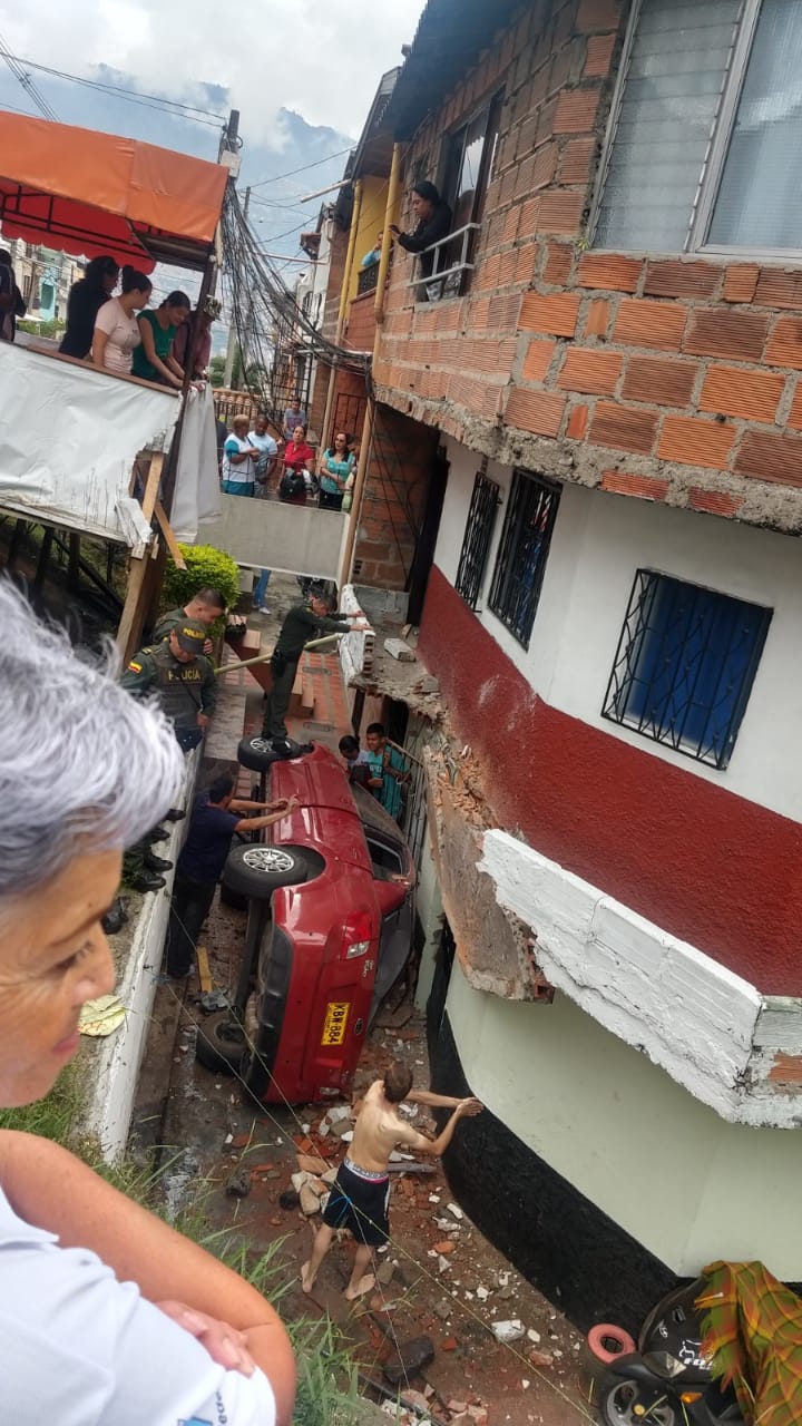Un vehículo se fue contra una vivienda en el barrio Castilla de Medellín