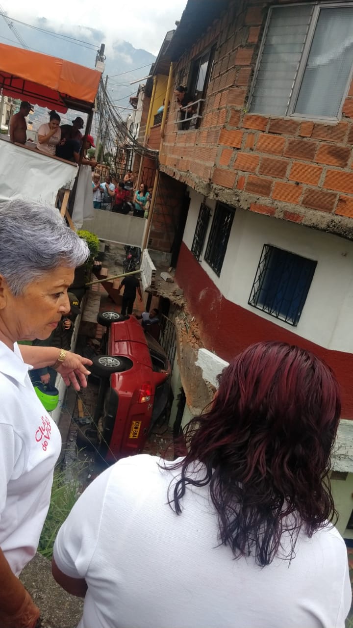Un vehículo se fue contra una vivienda en el barrio Castilla de Medellín