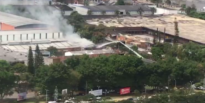 os personas sufrieron afectaciones durante el incendio de un local comercial en Itagüí