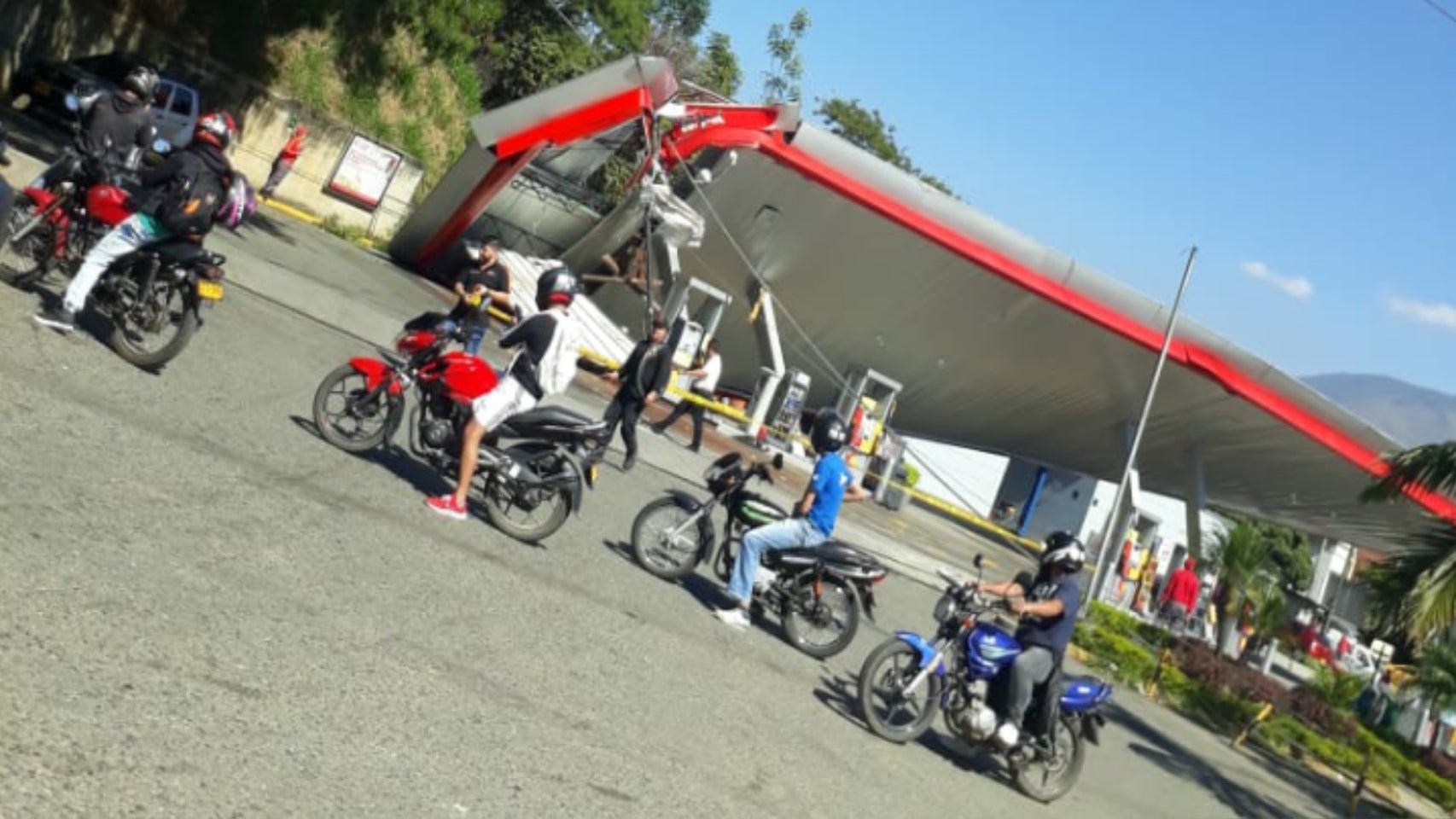 Los organismos de socorro hacen presencia en el lugar para determinar si hay personas lesionadas