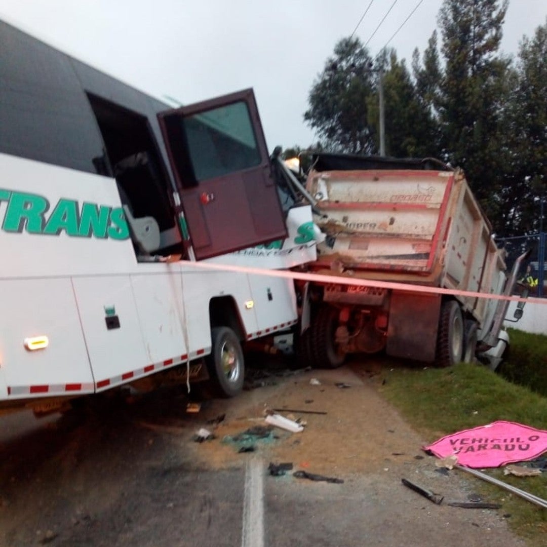 Choque de camión y volqueta en la vía Medellín - Bogotá dejó un muerto