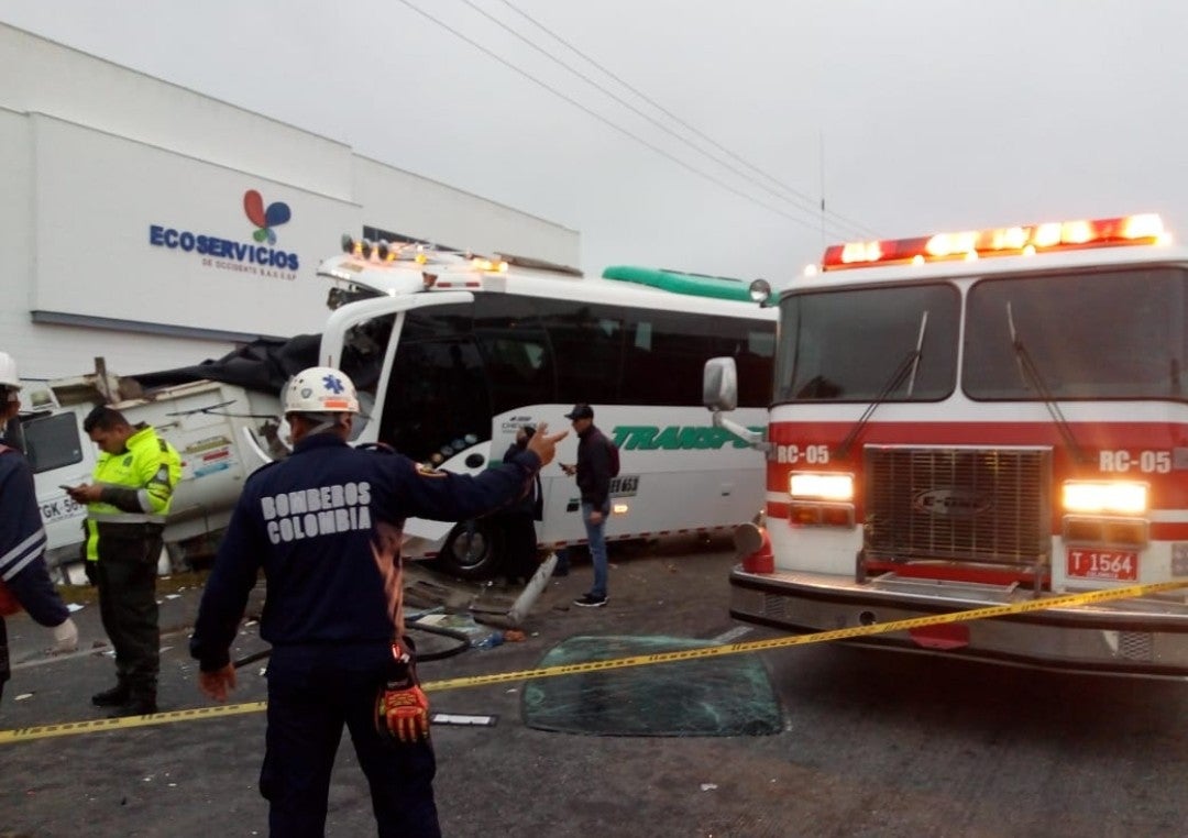 Choque de camión y volqueta en la vía Medellín - Bogotá dejó un muerto