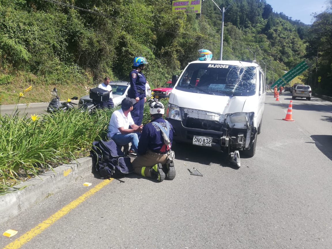 Valla de información vial cayó sobre una buseta escolar que transportaba 13 niños en Envigado.