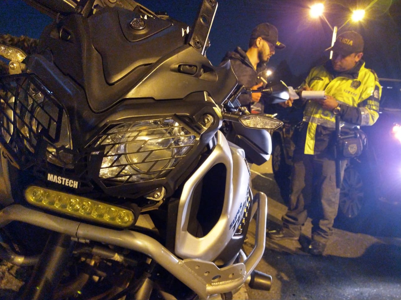 53 motos inmovilizadas y más de 100 comparendos dejaron operativos en contra de piques ilegales en Las Palmas