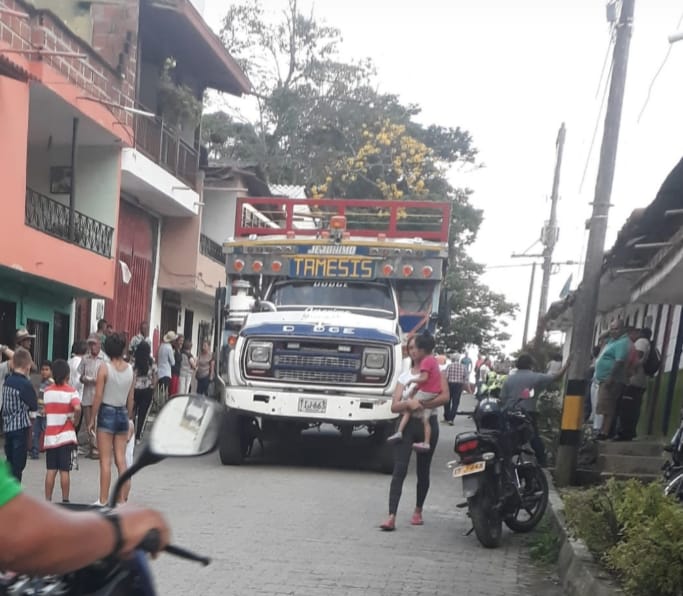 Niña de dos años murió arrollada por un vehículo tipo escalera en Támesis
