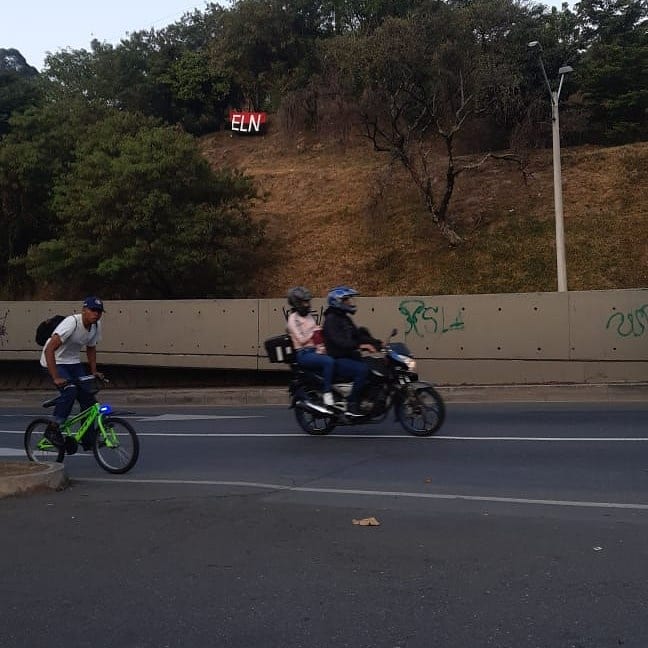 Instalan bandera del ELN en el Cerro Nutibara de Medellín