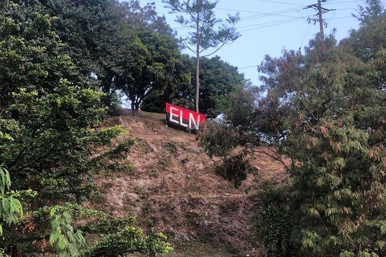 Instalan bandera del ELN en el Cerro Nutibara de Medellín