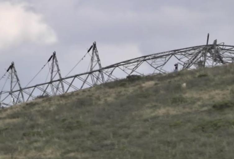 Esta persona fue sorprendida caminando en el lugar de los hechos, momentos después del atentado, señalaron las autoridades.