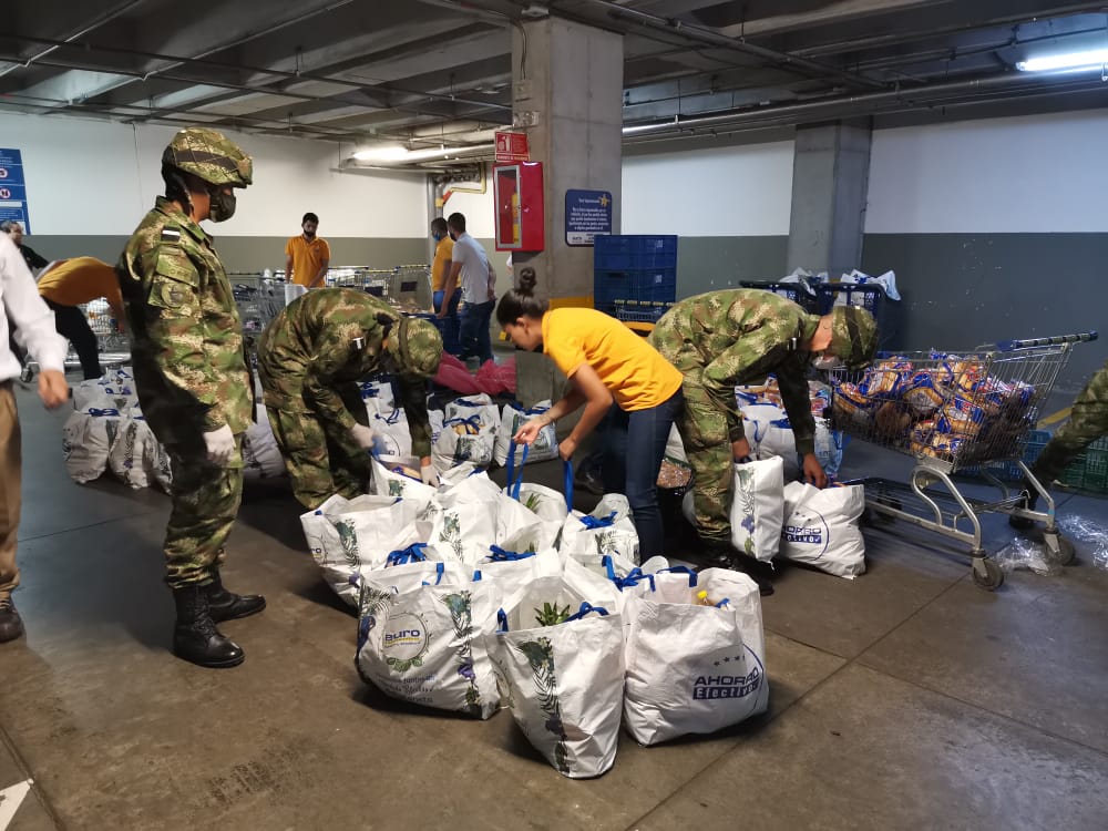 El ejército entregó 200 mercados a familias vulnerables del nororiente de Medellín