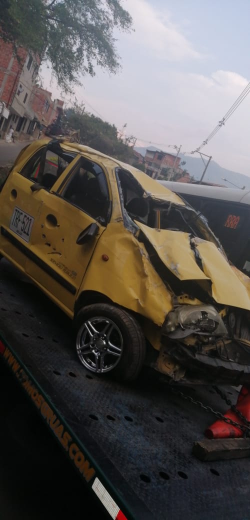 Un herido dejó el accidente de taxi que rodó por un barranco y cayó a una casa en Bello, Antioquia