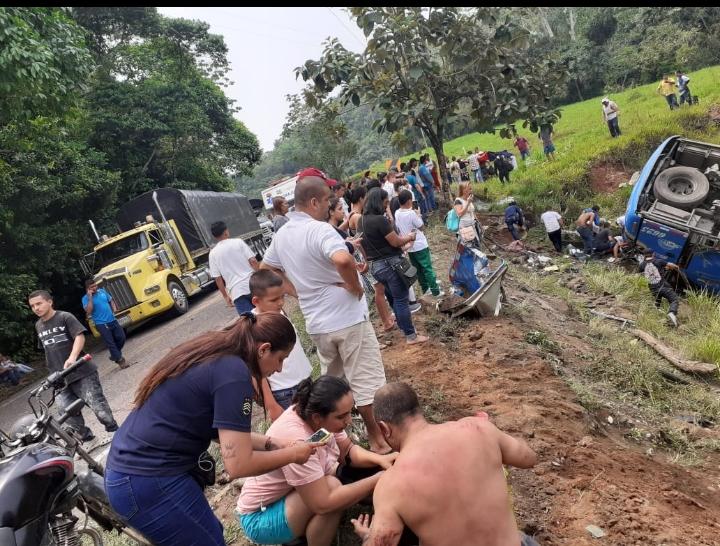 Una joven muerta y 17 heridos dejó accidente de un bus en Puerto Triunfo, Antioquia