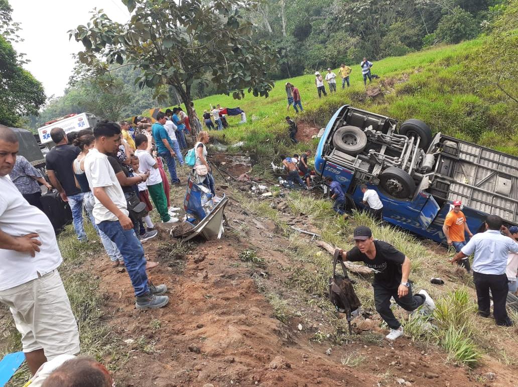 Una joven muerta y 17 heridos dejó accidente de un bus en Puerto Triunfo, Antioquia