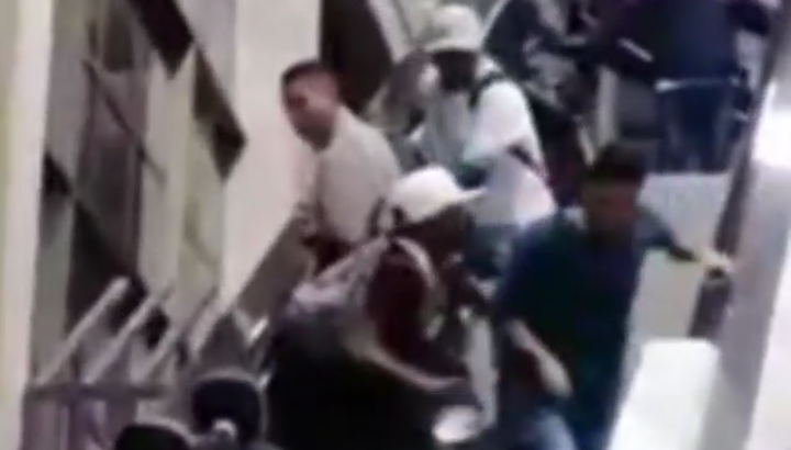 Policía evitó de una riña de usuarios del Metro en plena escaleras eléctricas de la estación San Antonio