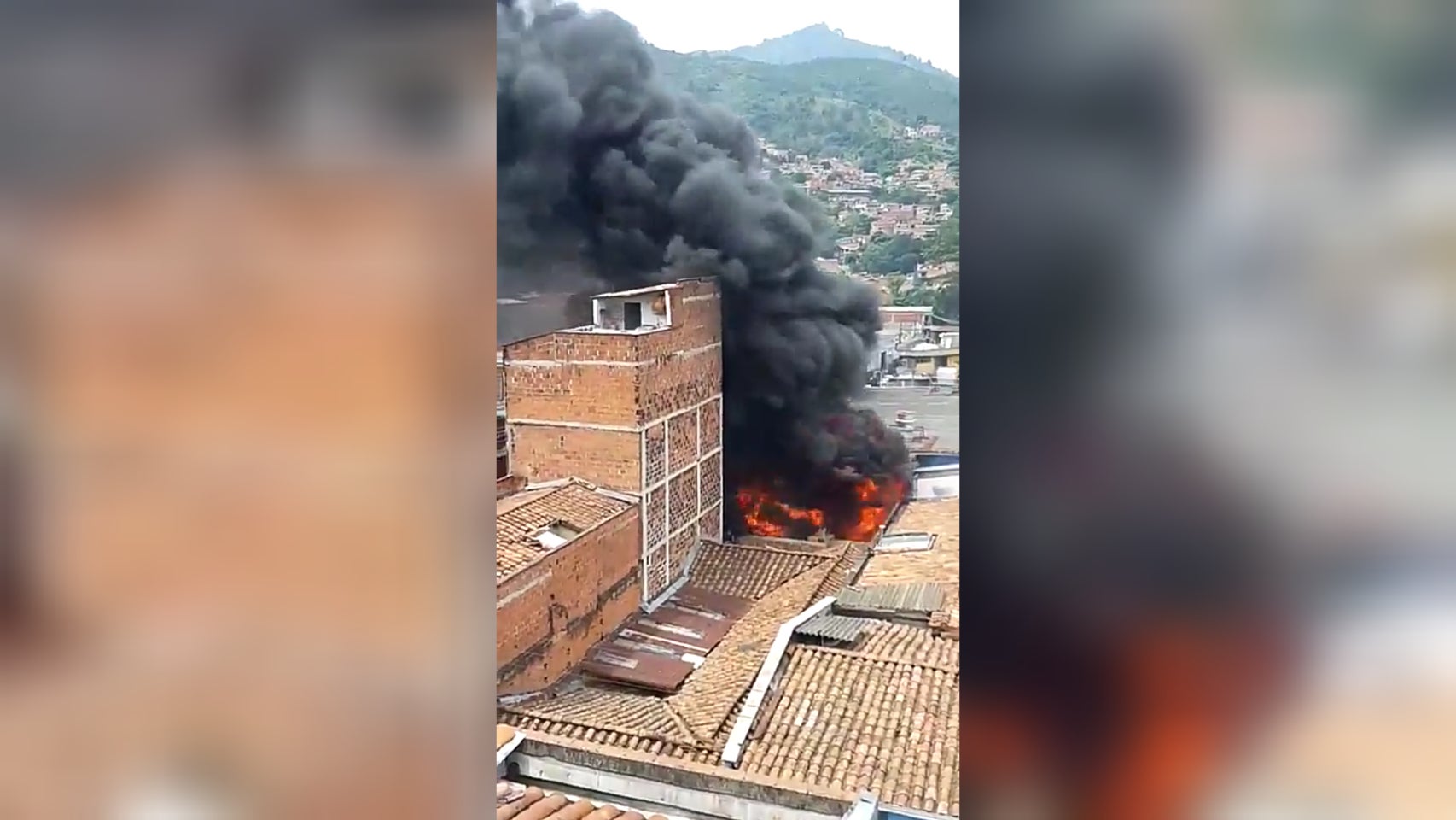 La conflagración se originó en una bodega de espumas de este municipio del Sur del Valle de Aburrá.