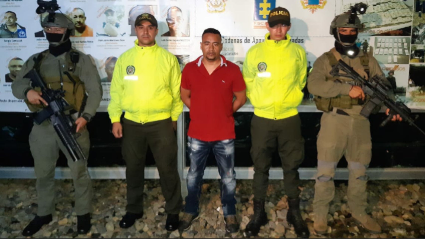 Sobre esta persona reposan varios órdenes de captura por homicidio, desplazamiento forzado entre otros delitos