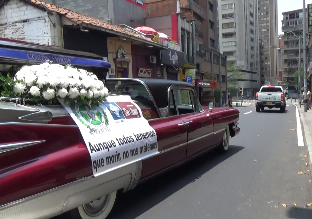 Carro fúnebre por las calles de Medellín.