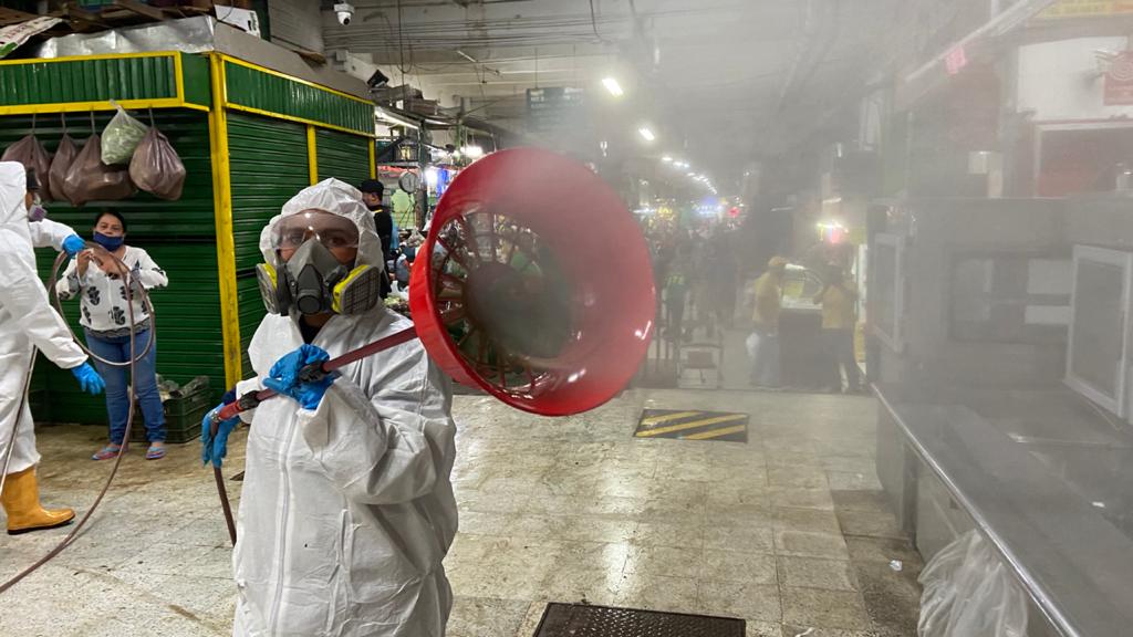 Labores de desinfección de la Plaza Minorista de Medellín.
