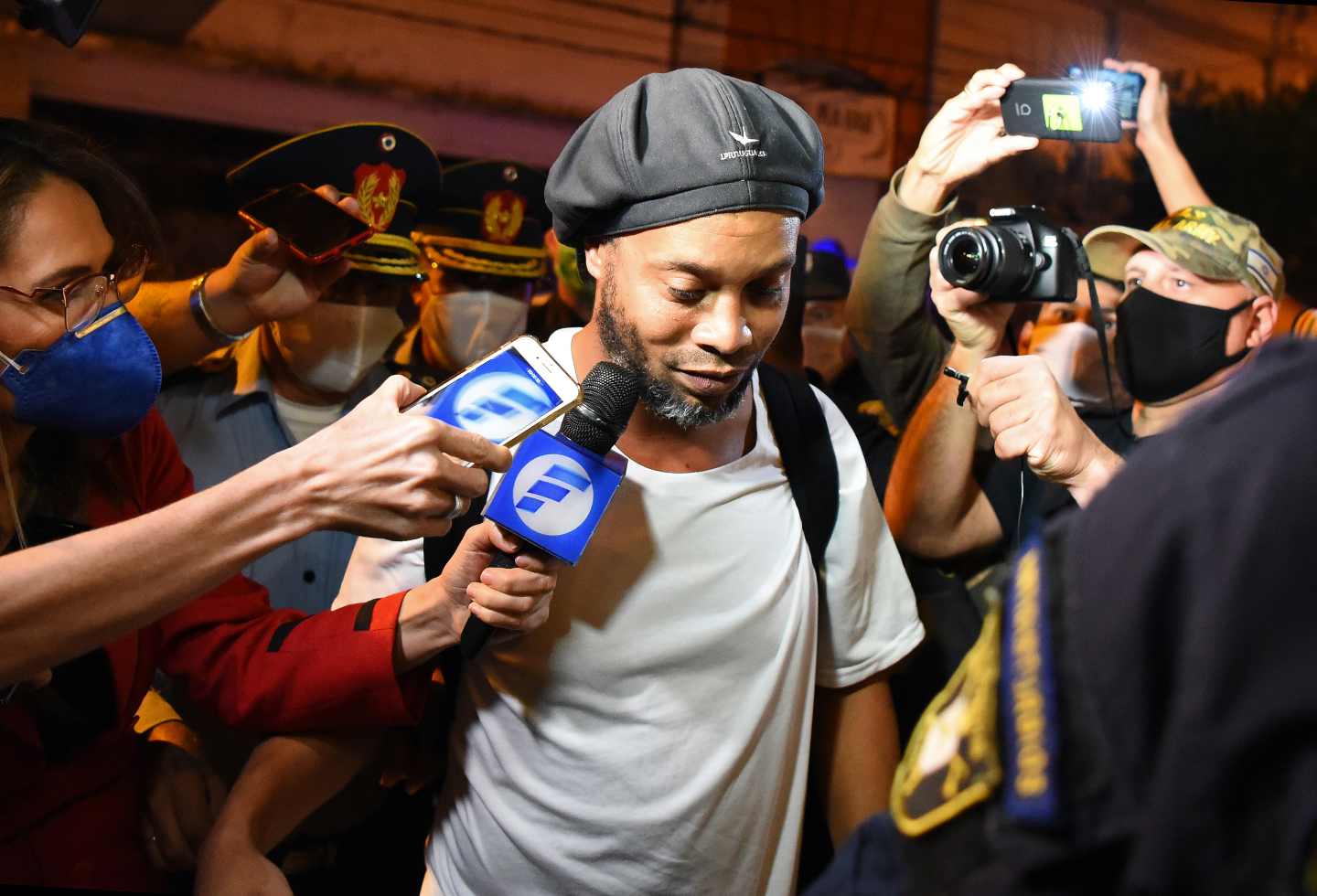 Ronaldinho salió de la cárcel en Paraguay