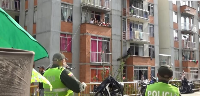 Durante la cuarentena, la policía distrae con show de títeres a niños de Medellín
