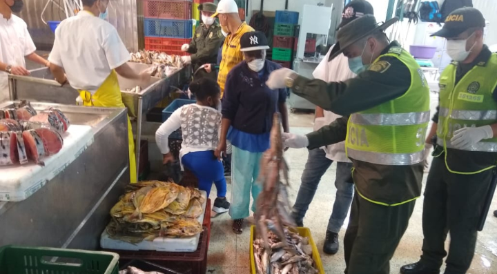 La policía incautó 80 kilos de pescado en operativo sorpresa en locales del centro de Medellín