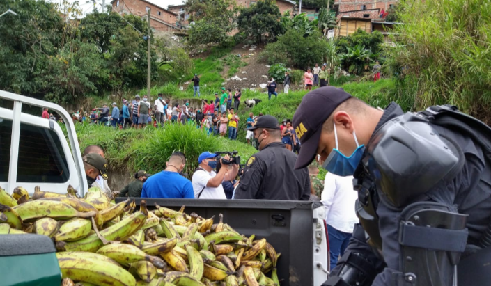 En tanquetas del ESMAD, la policía entregó 500 mercados en el occidente de Medellín