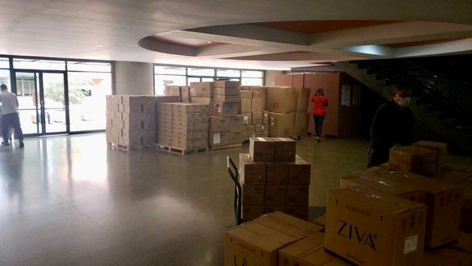 En estas cajas está la donación de Emiratos Árabes a la Universidad de Antioquia.