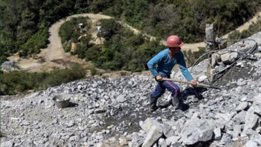 Responsabilizan al gobierno por debilitar esquema de protección a líder minero en Antioquia