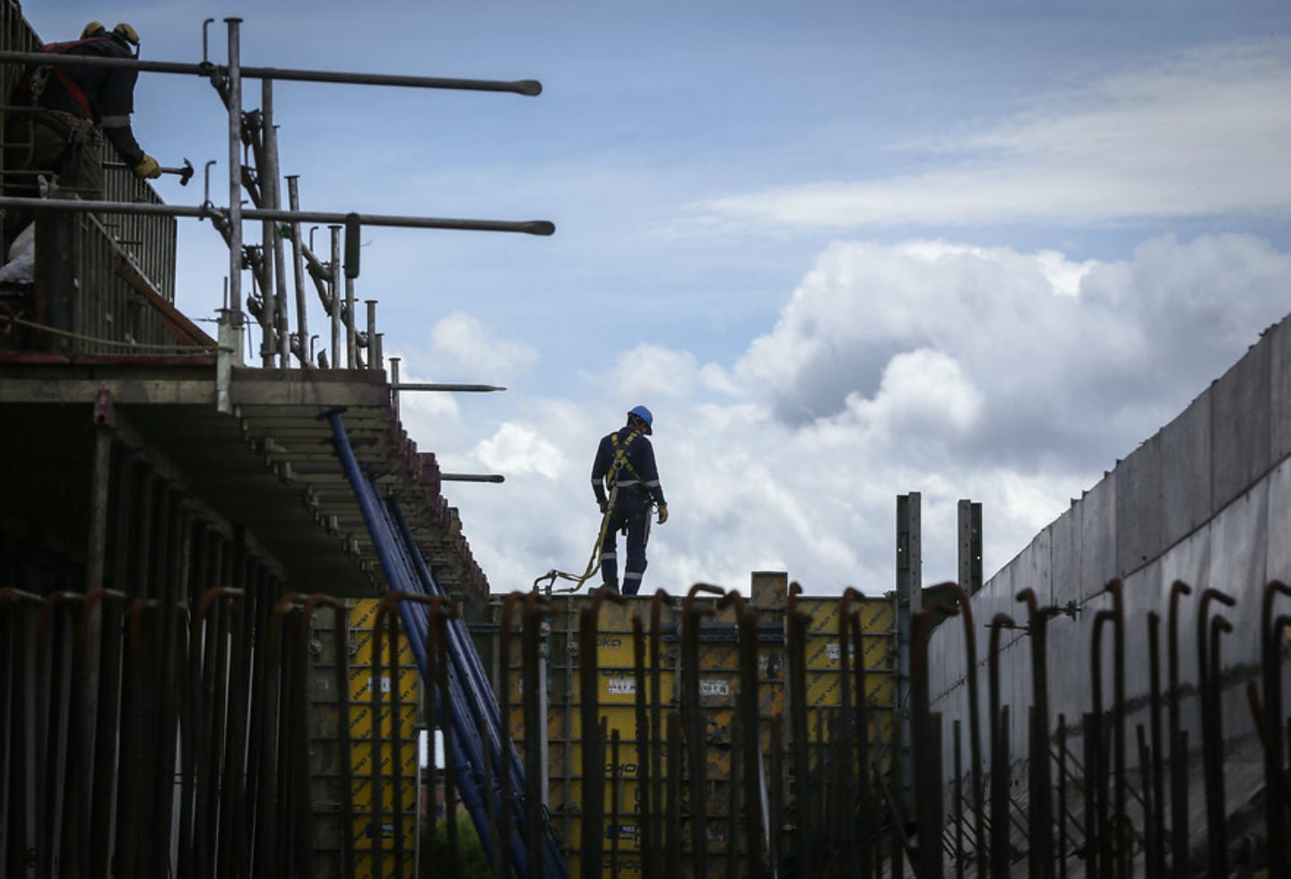 Gremios y autoridades en Antioquia acordaron implementar tres turnos laborales