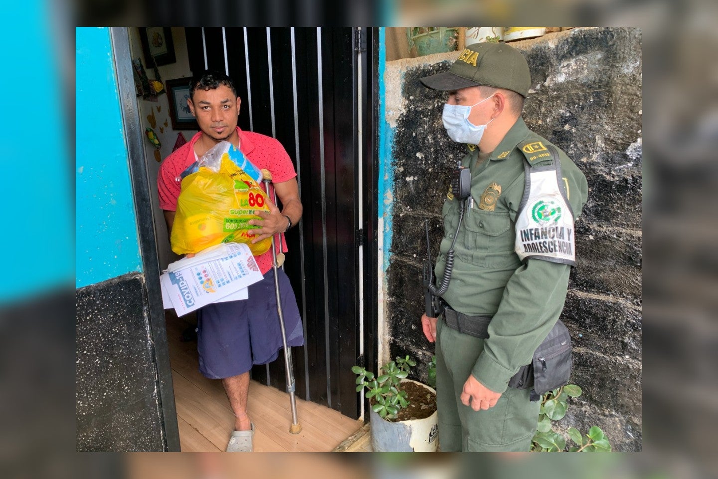 Policía de Medellín entregó una tonelada de alimentos a familias desplazada