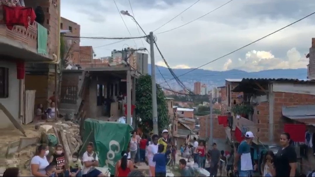 Con trapos rojos, habitantes en Medellín claman por alimentación