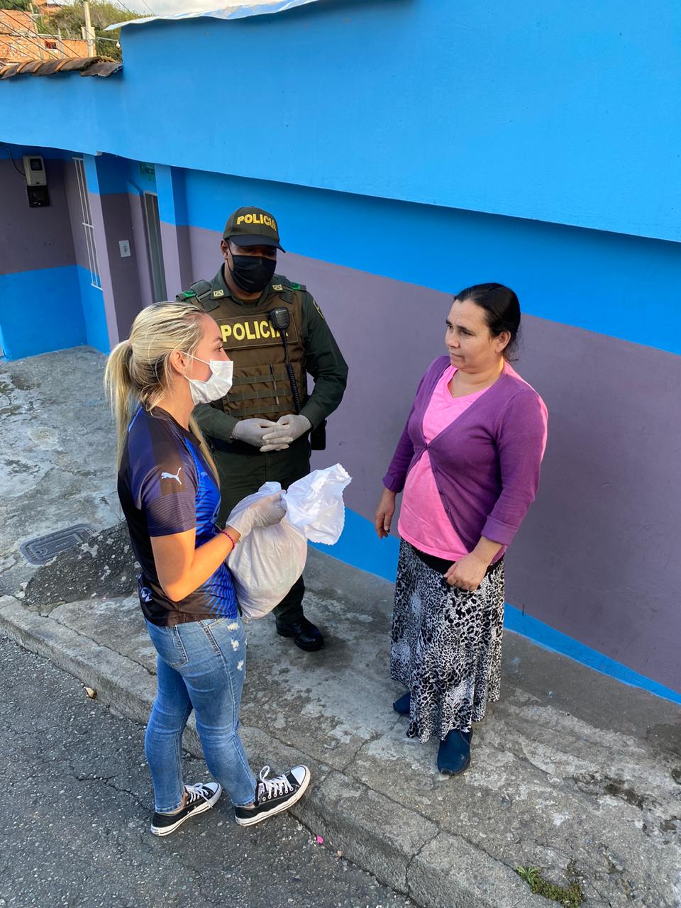 Las ayudas son entregadas en los barrios más vulnerables de la ciudad.