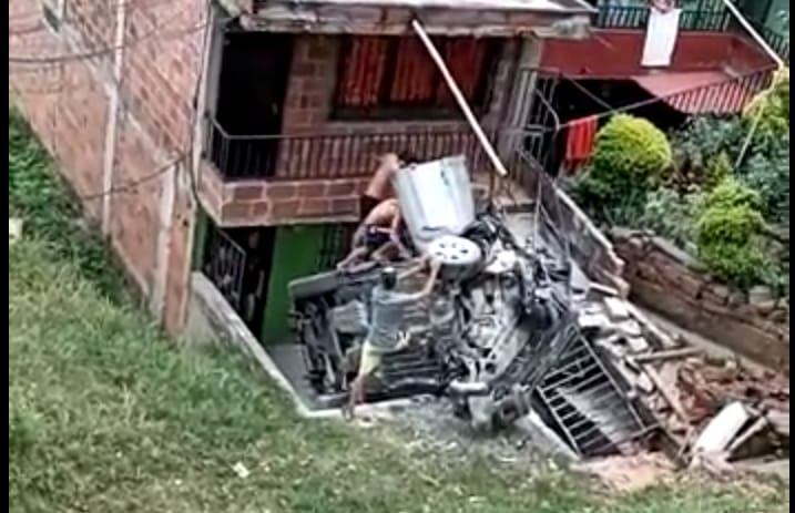 Vehículo particular chocó contra una casa en el barrio Manrique de Medellín