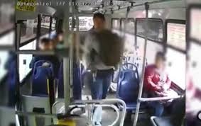 La mujer fue atacada con una arma traumática, señalaron las autoridades.